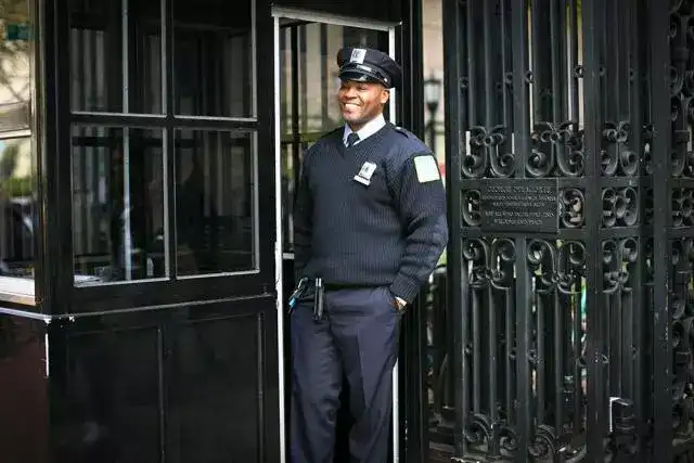 有这么可爱的保安大叔守卫着你,校园安全再也不需要担心啦