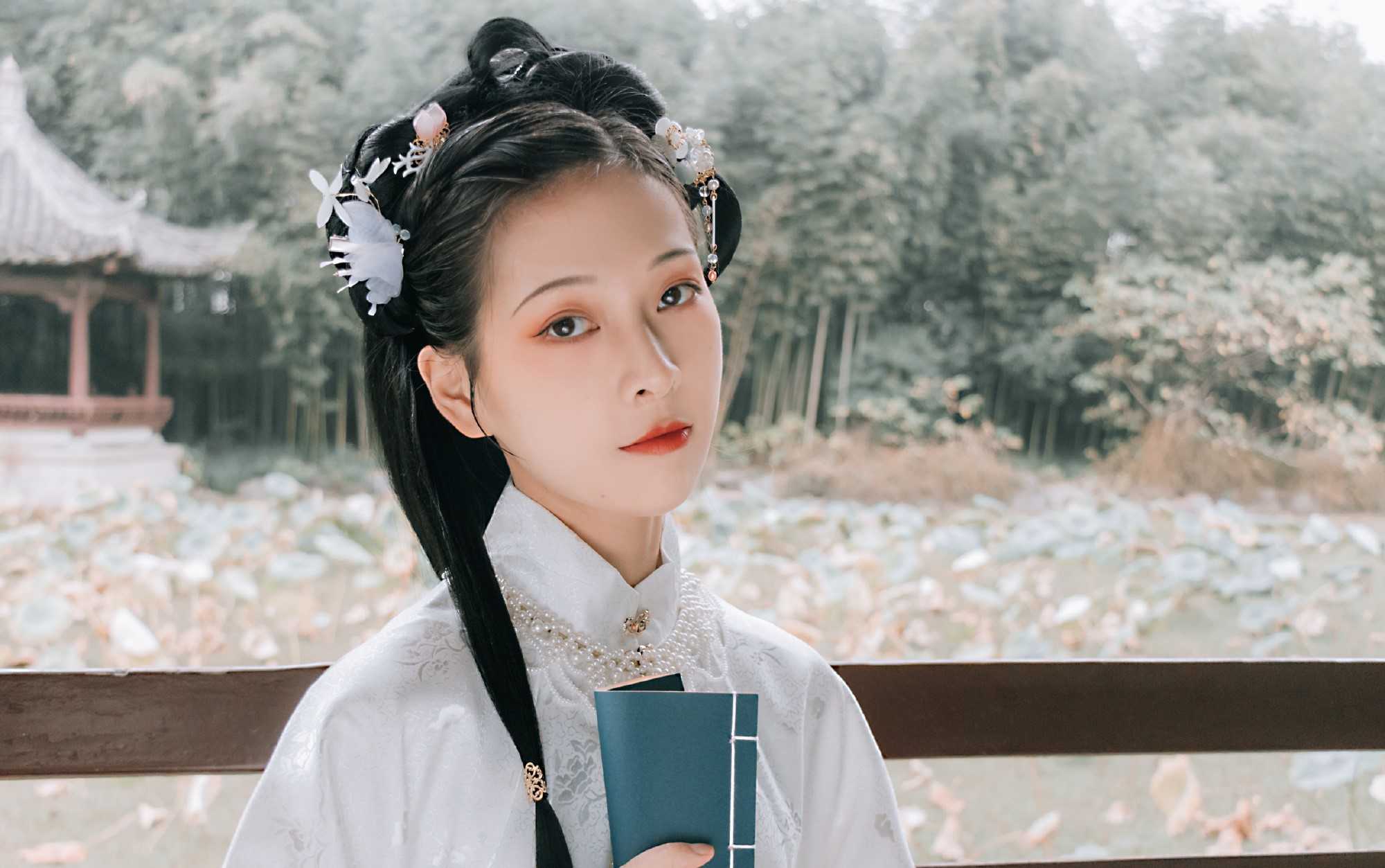 侵删)#vita##vita国际高定婚纱礼服##李沁##清冷淡颜古风妆#当这一切