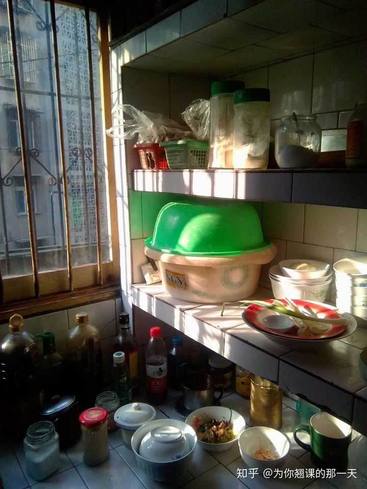 夕阳下 奶奶家的厨房  简陋却格外温馨