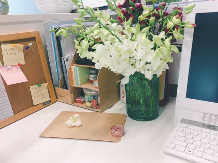 如何优雅的布置办公桌?(格子间)?