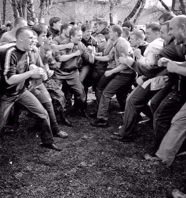 我们经常会看到两群俄国人光着膀子互相群殴,他们在田野里,马路上