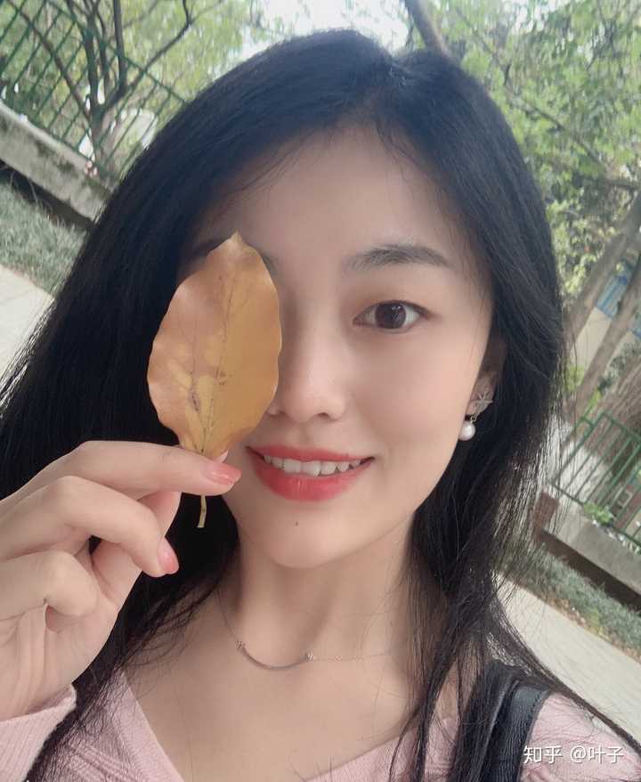 请问有没有单眼皮小眼睛塌鼻梁小嘴巴圆脸好看的女生?