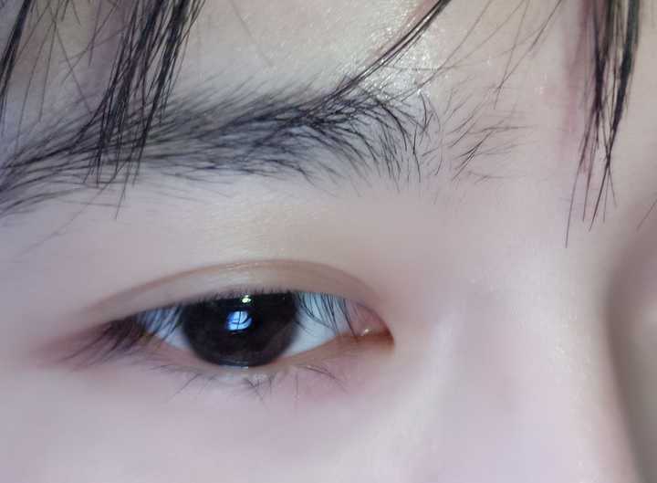 详情可以看看我另一个回答的,这里就放俩张裸眼和日常自拍照片吧.