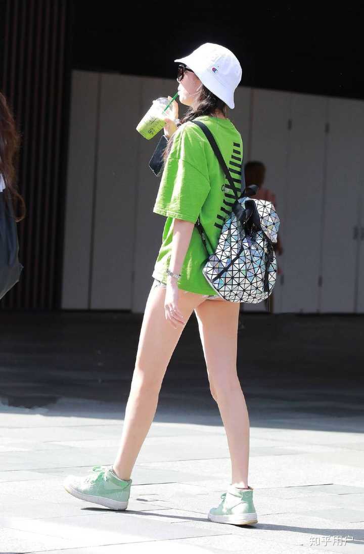 如何看待女生穿这种a字型短裤,男朋友表示接受不了?