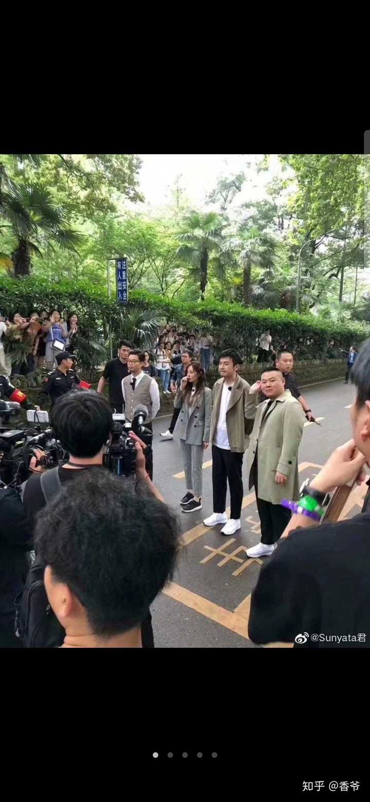 导演是不太喜欢把男人帮放在大学或者年轻人太多了地方 以前拍鸡条是