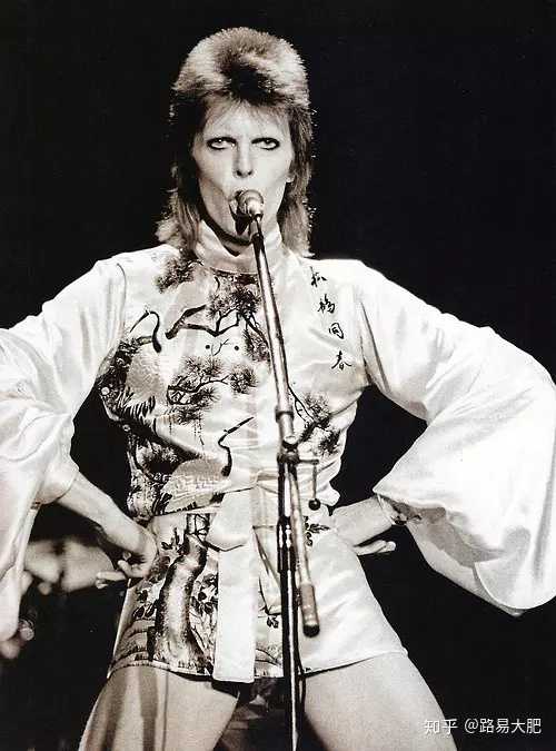 以上，ziggy时期末宝爷在最后一次巡演上正式宣布ziggy已死，以《rock n'roll sui