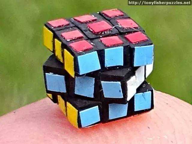 近两年他又制作了世界上最大和最迷你的三阶魔方,啊!