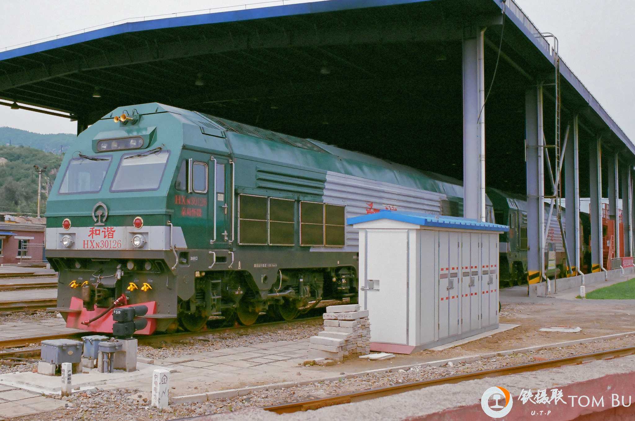 系以外,还有主要应用在拉日铁路的 hxn3 高原版(已经交付 30 台车号
