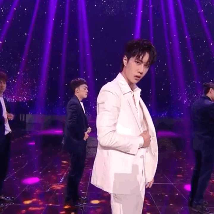 如何评价王一博在双十一开幕直播盛典中表演的舞蹈散落的华服