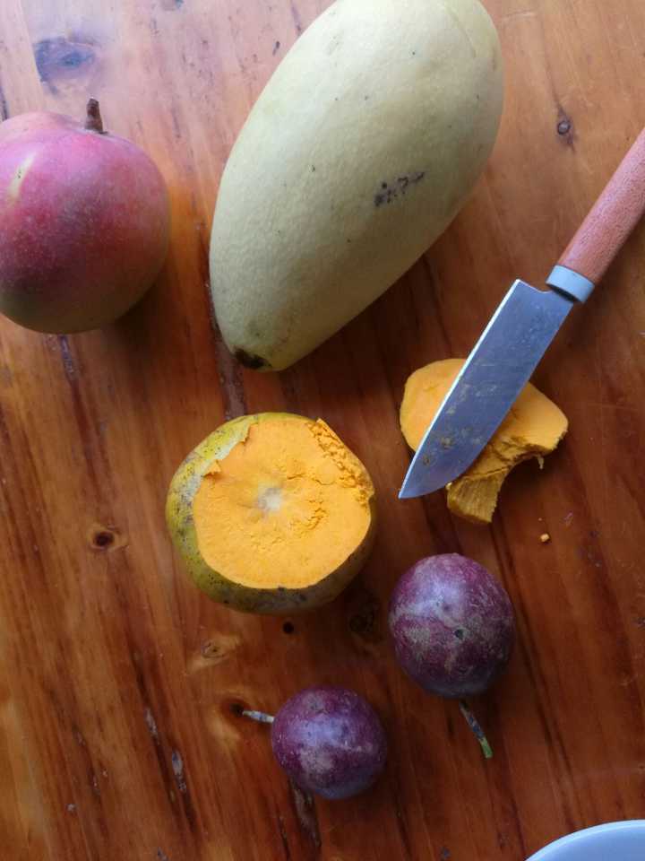 在广西第一次吃,水果老板告诉我特好吃,买回来后又柴又黏,就是图中被