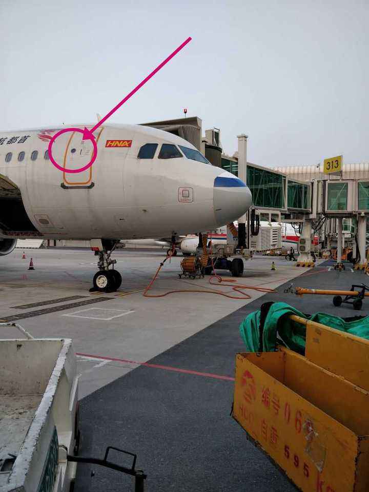 目前我所知道飞机上圆形的窗户,只有飞机舱门上的观察窗