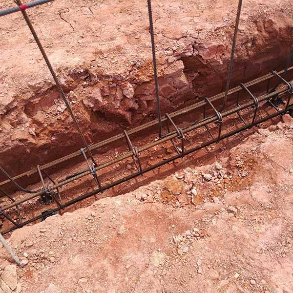 条形基础最初设计的是350 x 400 mm,但是后来业主强烈要求改为350 x