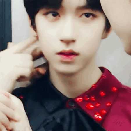 我想知道时代少年团的贺峻霖颜值是什么水准带妆绝了但是有时候看物料