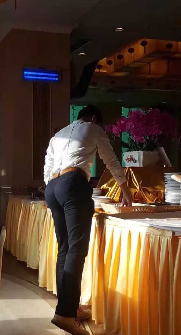 一个男生屁股翘是好看还是不好看?