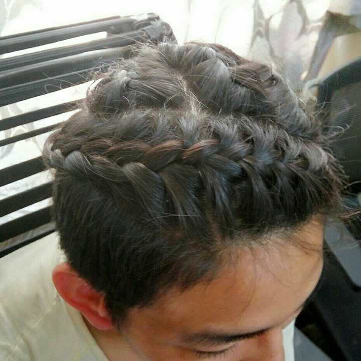 为什么很多男艺术家喜欢扎小辫子?