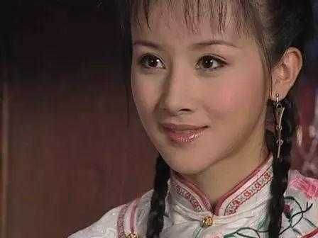 孙菲菲在《李卫当官》中饰演岳思盈时,清纯温婉.