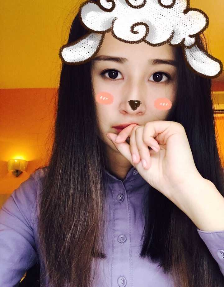 剪头发的时候她向左侧着头,右边脖子修长,露出性感的线条,我看着她