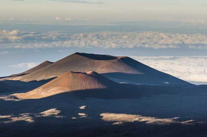 海拔4207米的 冒纳凯阿火山,是大岛最高的山峰.