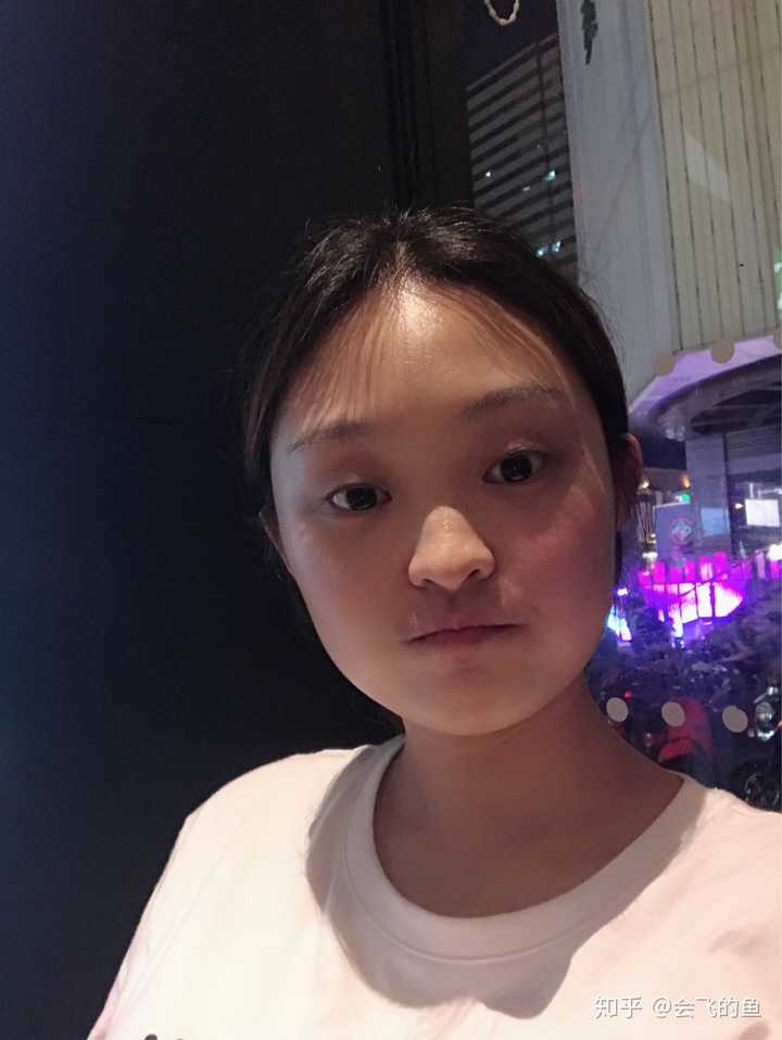 有没有那种单眼皮小眼睛塌鼻梁厚嘴唇但还挺好看的女生?