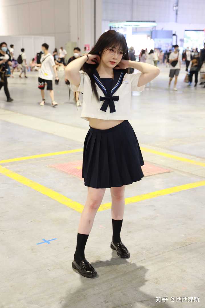 如何看待cp26上穿jk制服的女生摆露骨姿势被路人骂