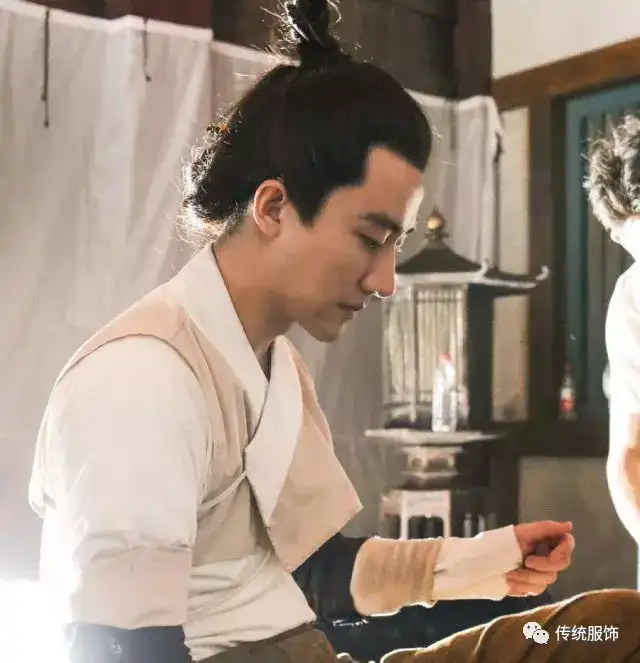 《妖猫传》中黄轩饰演的白居易所穿着的服饰属于哪一种啊?