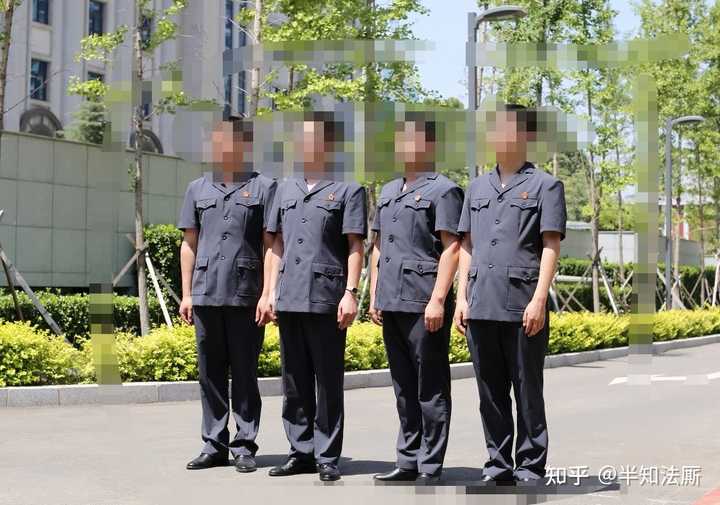 法官上下班一般穿什么衣服? - 知乎