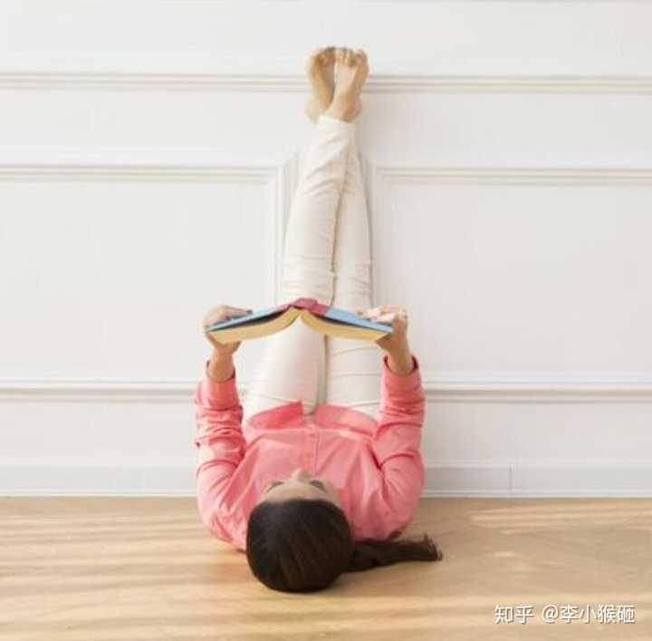 睡前把双腿靠在床头90°倒挂一下, 可以消除腿部水肿,对于长期站立