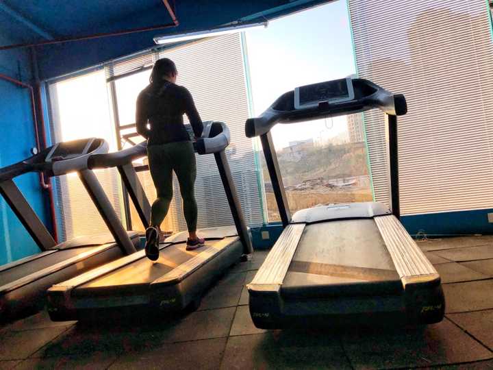 我们女教练   深蹲130公斤   感受一下她的背影