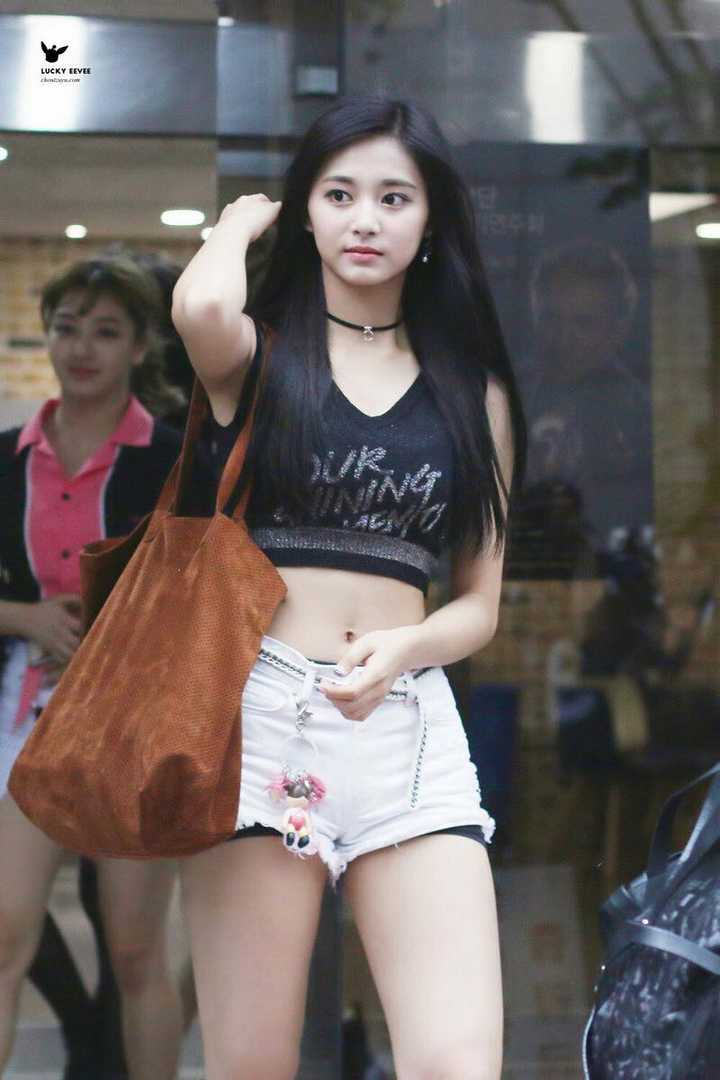 twice 成员周子瑜有哪些惊为天人的瞬间?