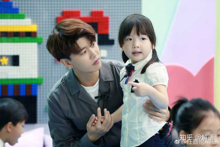 他对待小朋友们太温柔了,我都想投胎做他女儿～ 还有………… 任嘉伦