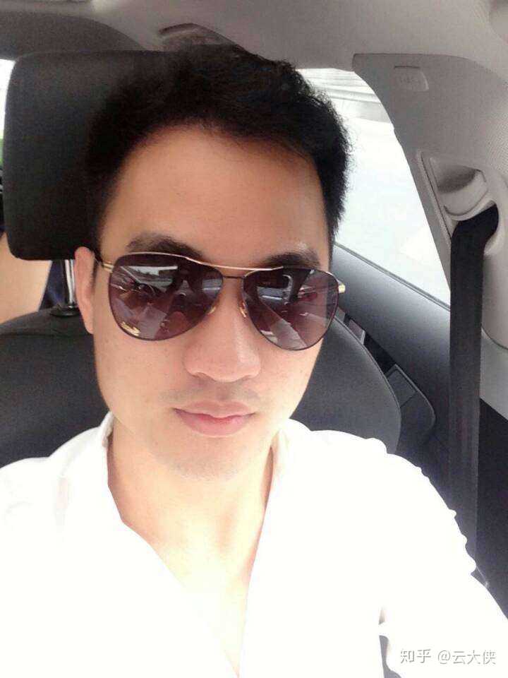 这是现在的生活照,我天生脑门就比较高,当时也没有要求医生太往下调