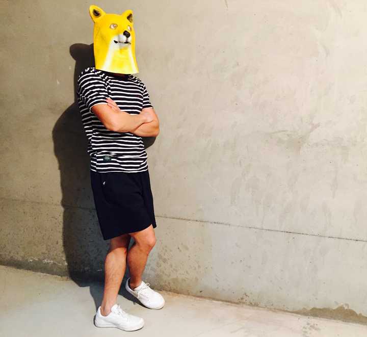 男生拍照时如何摆姿势?