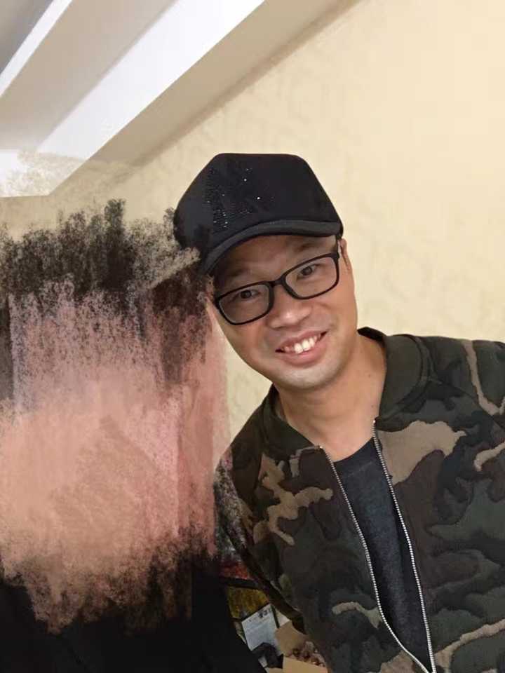 我们走到对街,这条街上也全是小餐馆,突然我朋友说,你看是不是王迅?