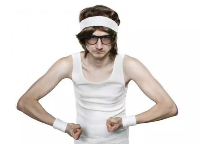 健身练肩的直立杠铃上拉动作怎么样?