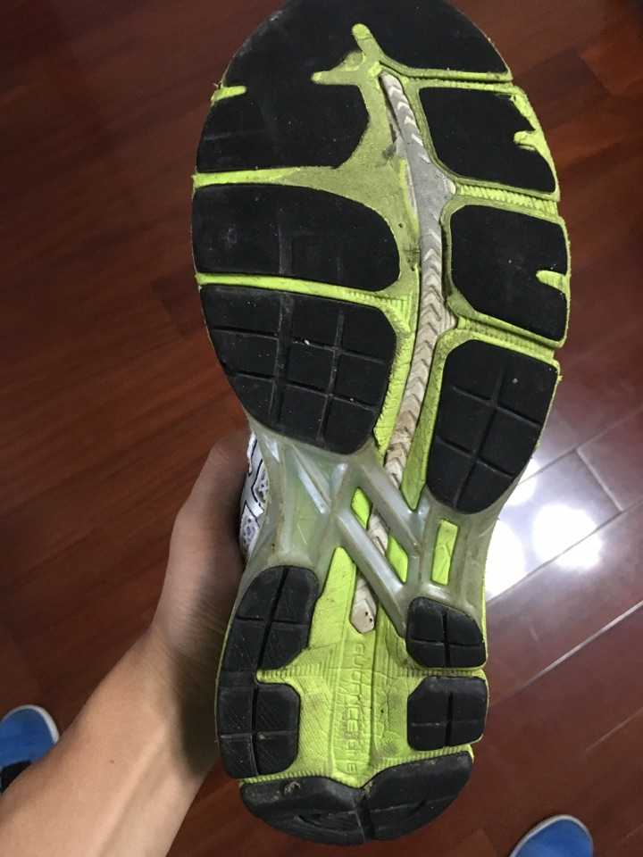 如何判断自己应该买足外翻的跑鞋还是买足内翻的跑鞋?