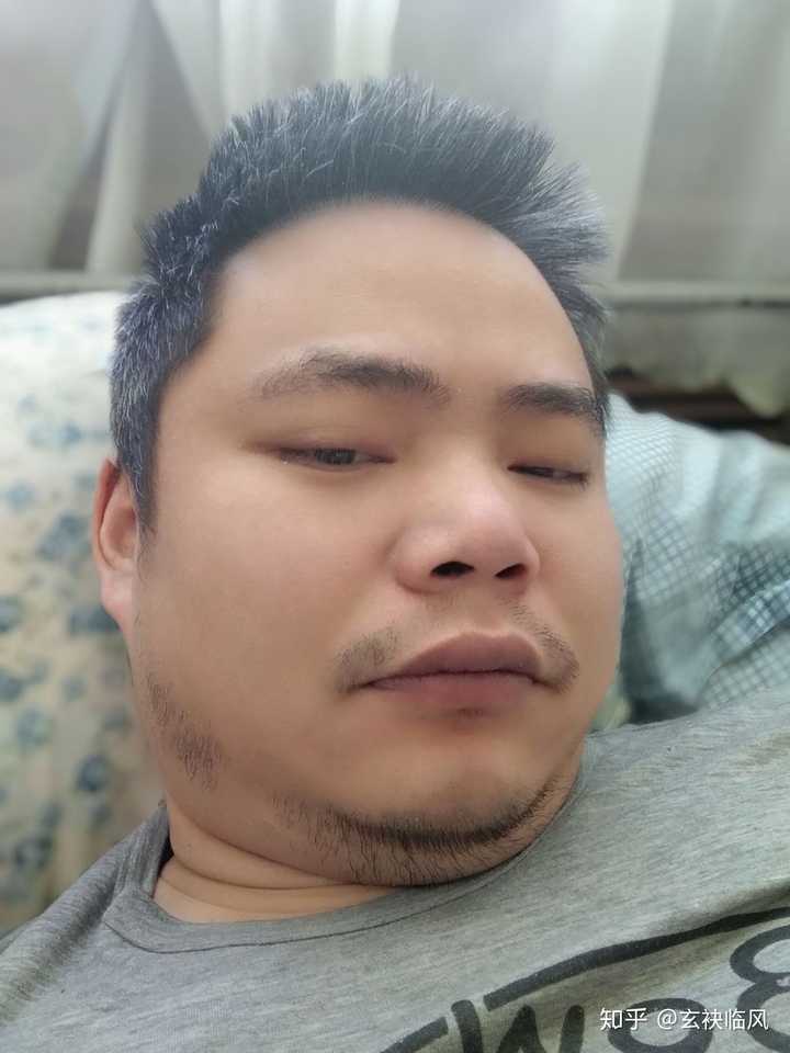 你以为找到的大叔是这样滴…… 虽然头发花白,胡子拉碴.