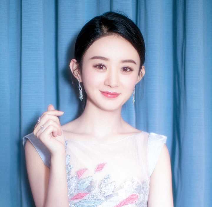 赵丽颖萌萌哒的大眼睛小圆脸看着亲切又讨喜
