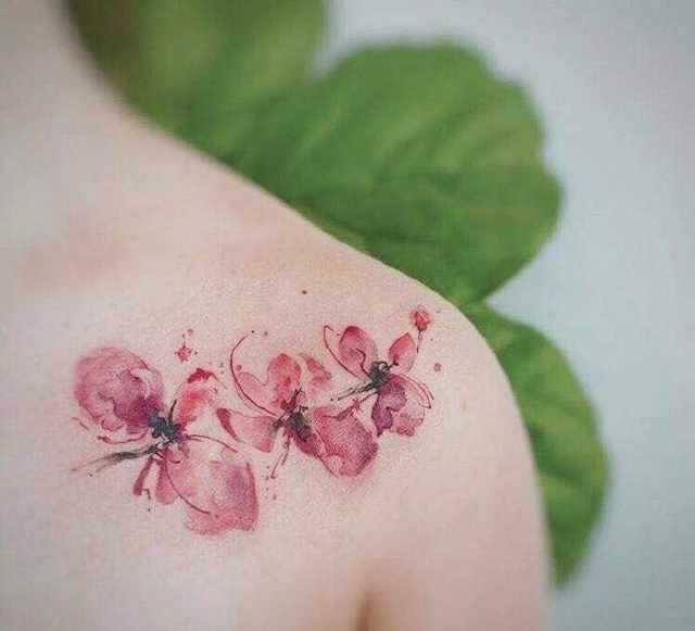 评论里有人管我要妹子的文身图,你是要看妹子还是看妹子的纹身.