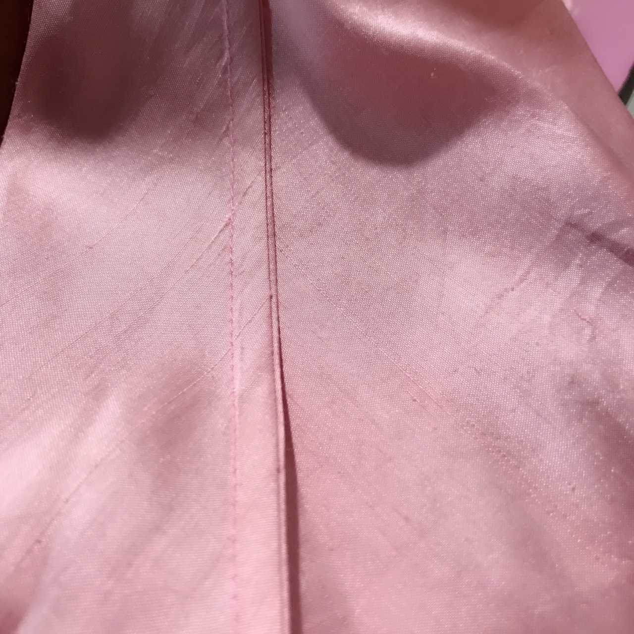 双宫真丝的来去缝,这样的作法一般用在真丝和一些薄料上,缝缝上没有