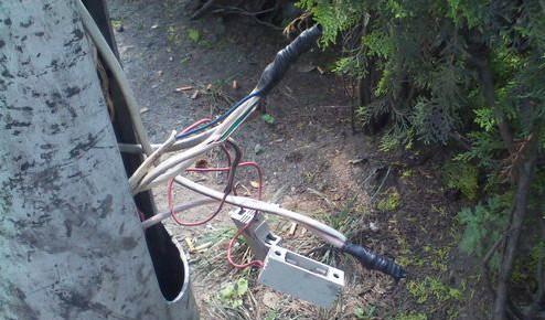 为何道路路灯会因积水漏电?