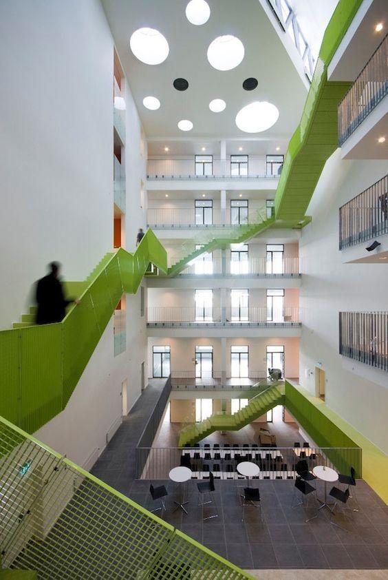 图与柯神的很类似回到主题,在加歇别墅的最初一稿中有一张庭院的场景