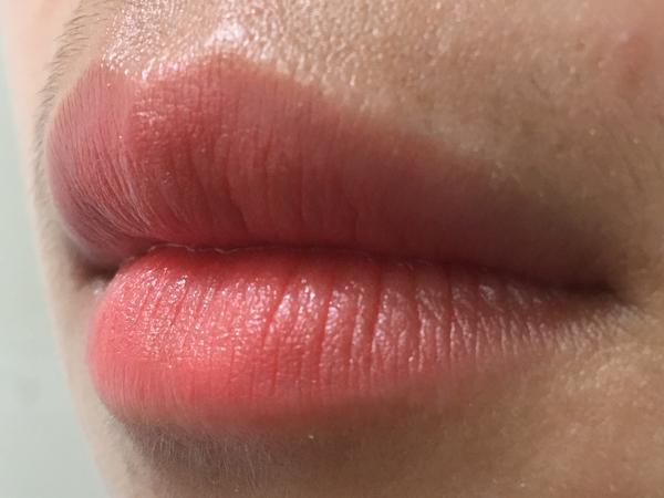 皮肤偏黄且唇色深的女生如何选择口红颜色?