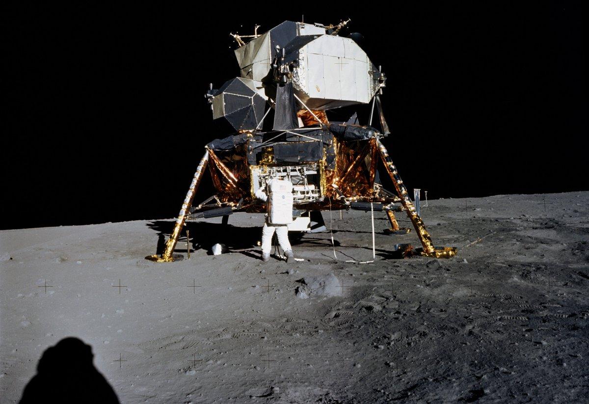 罕见月球表面细节和阿波罗11号登月的gif图