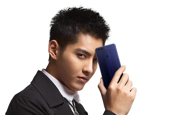 而同样备受期待是90后新锐偶像吴亦凡为华为的倾情代言