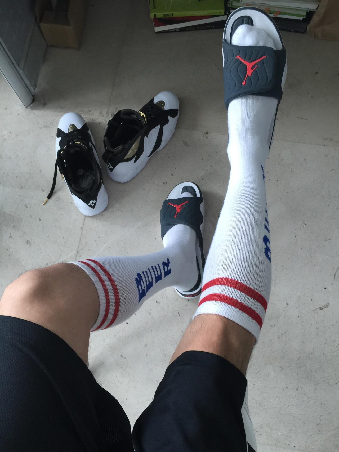 男孩夏天出门可以穿短裤足球袜吗