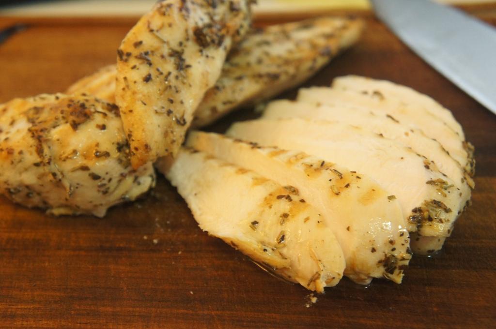 【减肥/健身吃鸡胸肉】白水煮鸡胸肉很难吃,看我来做鲜嫩多汁的鸡胸肉