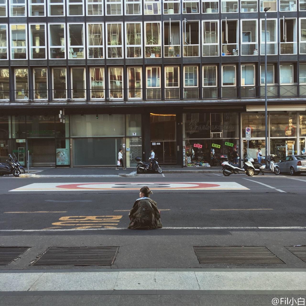 fil小白穿的绣星星外套什么牌子? - 服装品牌 - 知