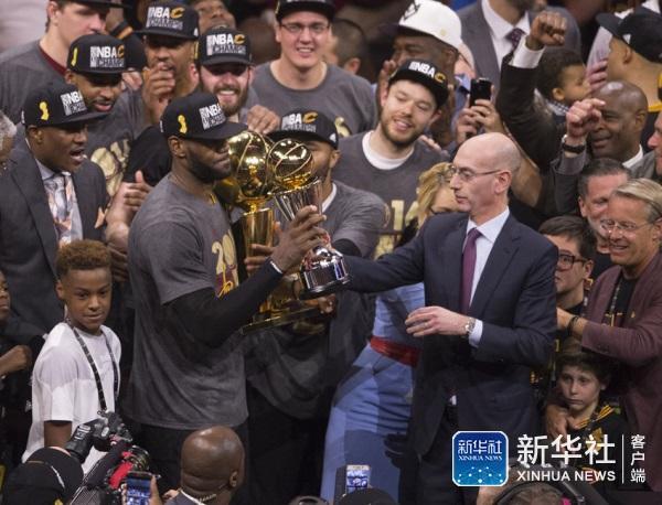 NBA2016总决赛 FMVP为什么是肖华颁奖,而不