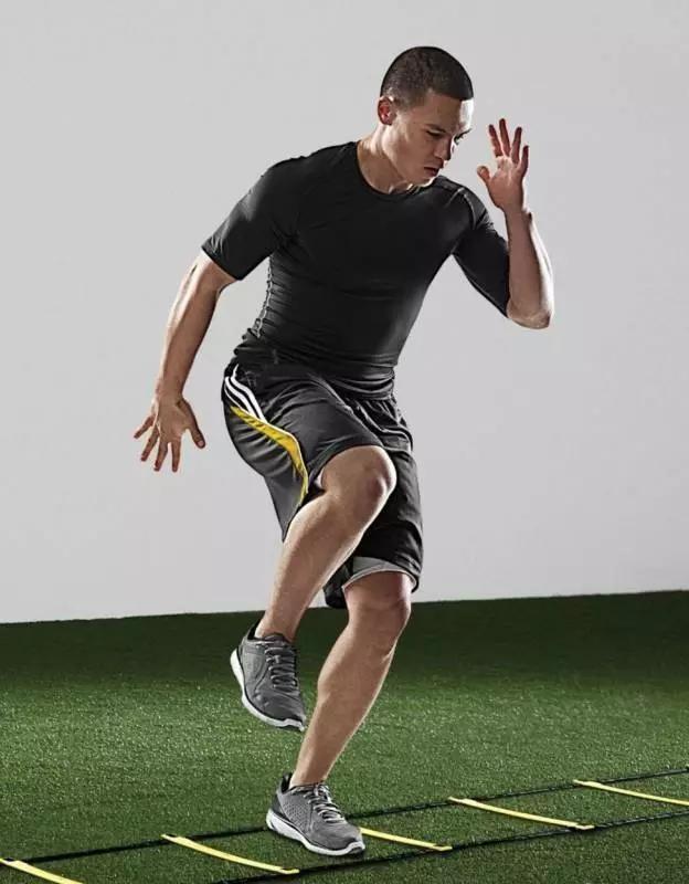 深蹲(主要是锻炼下肢肌肉,但实际上全身力量都锻炼了)6.