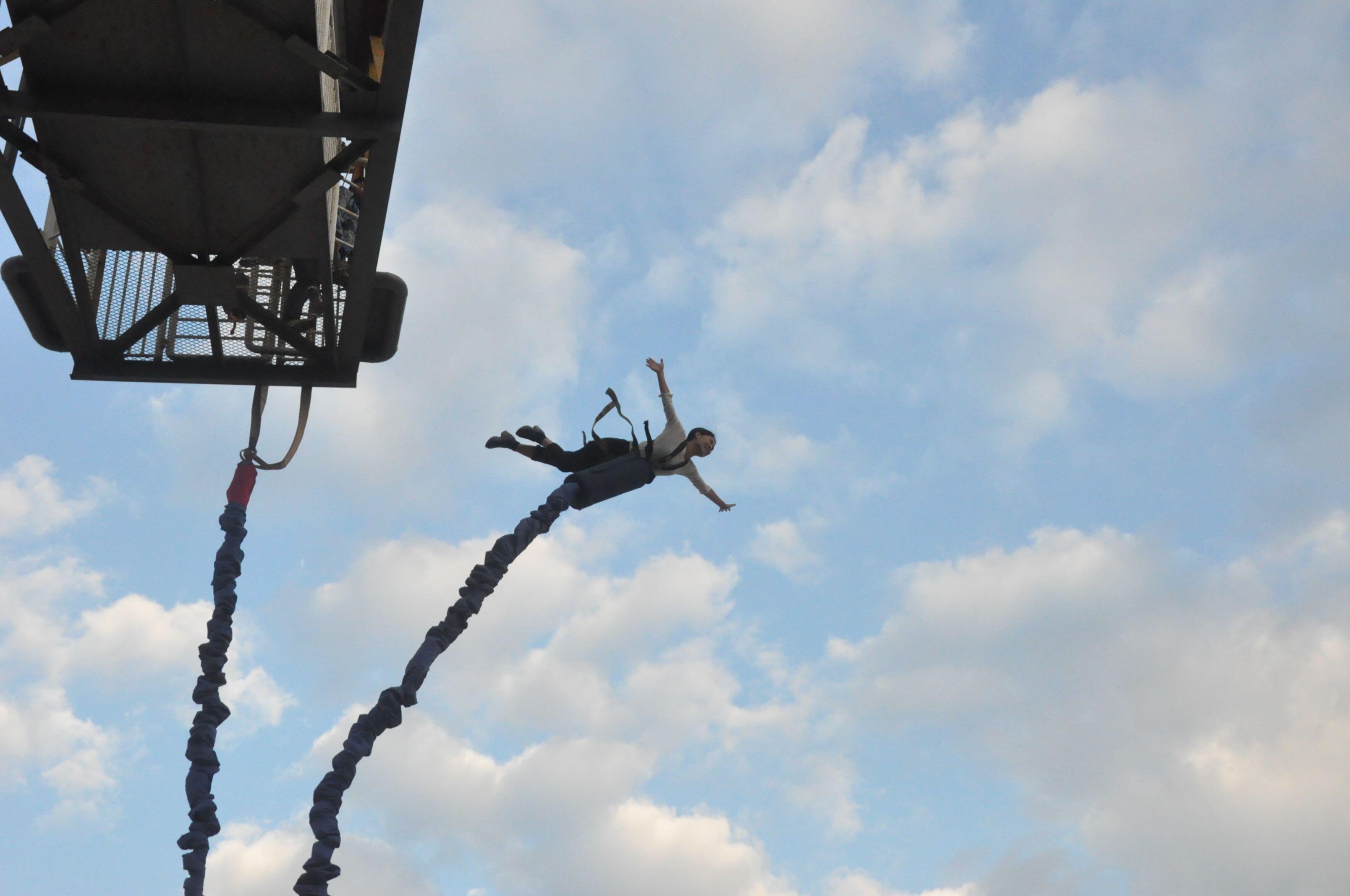 蹦极台建在沙滩上,面向大海.去的那天是阴天,工作人员说有阳光来跳